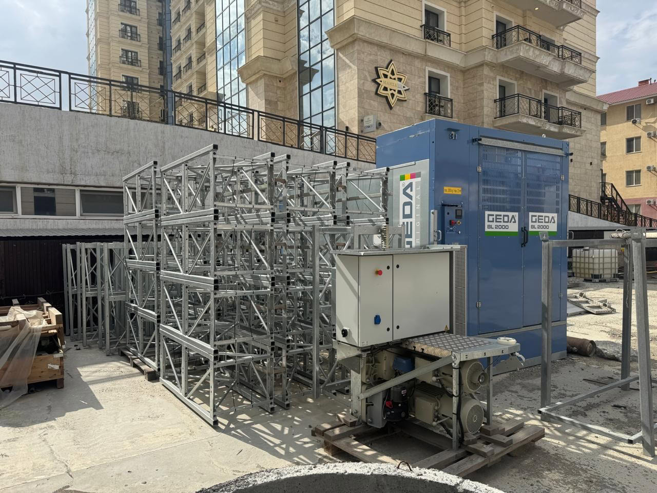 Подъемник мачтовый грузопассажирский GEDA BL 2000 (Германия). 2024 г.в. Новый. В наличии. - Фото 1 Подъемник мачтовый грузопассажирский GEDA BL 2000 (Германия). 2024 г.в. Новый. В наличии. - Фото 1