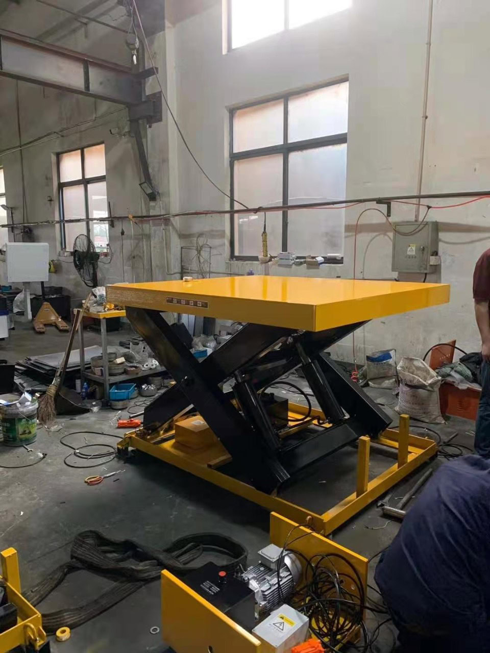 Гидравлический ножничный подъемный стол 3000 кг, подъем до 4,8 м - Фото 1 Гидравлический ножничный подъемный стол 3000 кг, подъем до 4,8 м - Фото 1