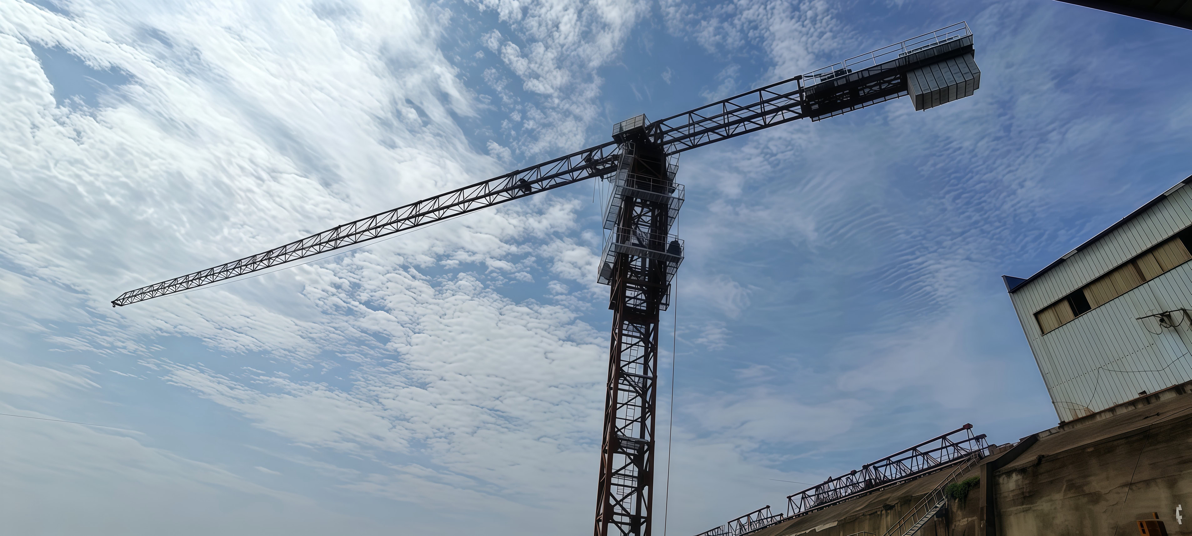 Безвантовый свободностоящий башенный кран QTZ250 (H7025A) грузоподъемностью 12 т с разборными секциями - Фото 1 Безвантовый свободностоящий башенный кран QTZ250 (H7025A) грузоподъемностью 12 т с разборными секциями - Фото 1